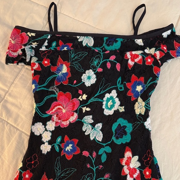 🎉SALE🎉Guess Vibrant Embroidered Floral Off-Shoulder Mini Dress - Picture 2 of 9